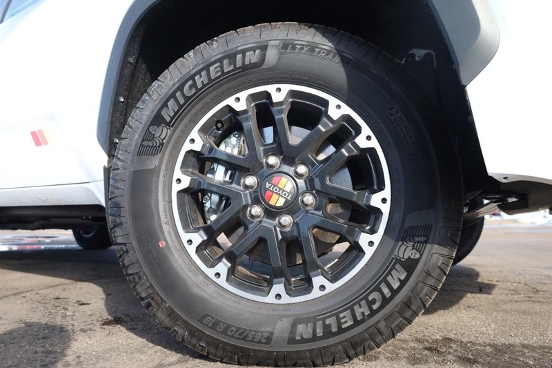 Toyota Tundra 4WD Vehicle Image 04