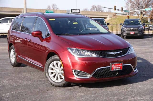 Used 2018 Chrysler Pacifica Touring L with VIN 2C4RC1BG2JR164985 for sale in Hazelwood, MO