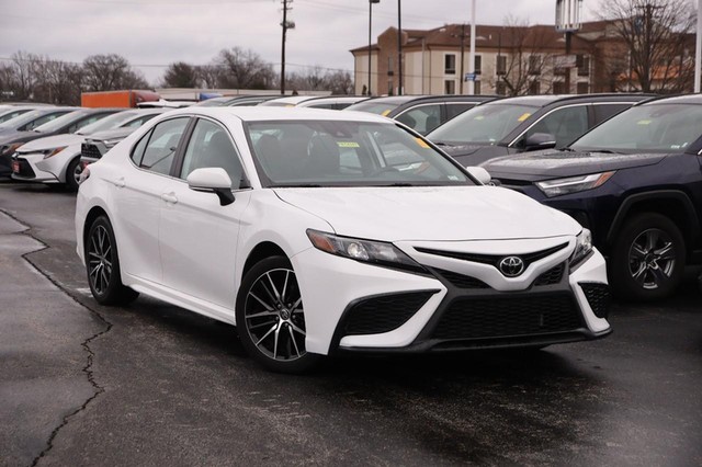 Used 2024 Toyota Camry SE with VIN 4T1G11AK3RU912589 for sale in Hazelwood, MO