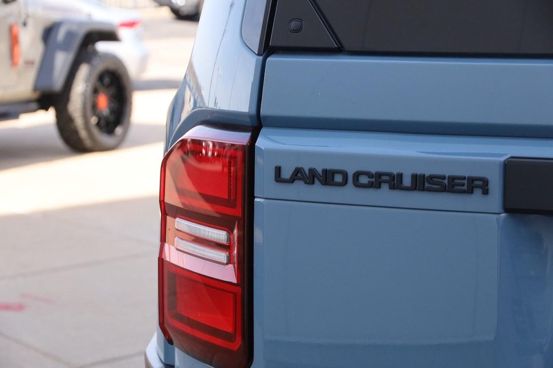 Toyota Land Cruiser Vehicle Image 08