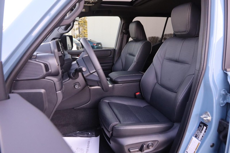 Toyota Land Cruiser Vehicle Image 13