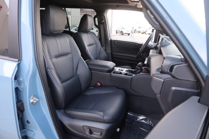 Toyota Land Cruiser Vehicle Image 31