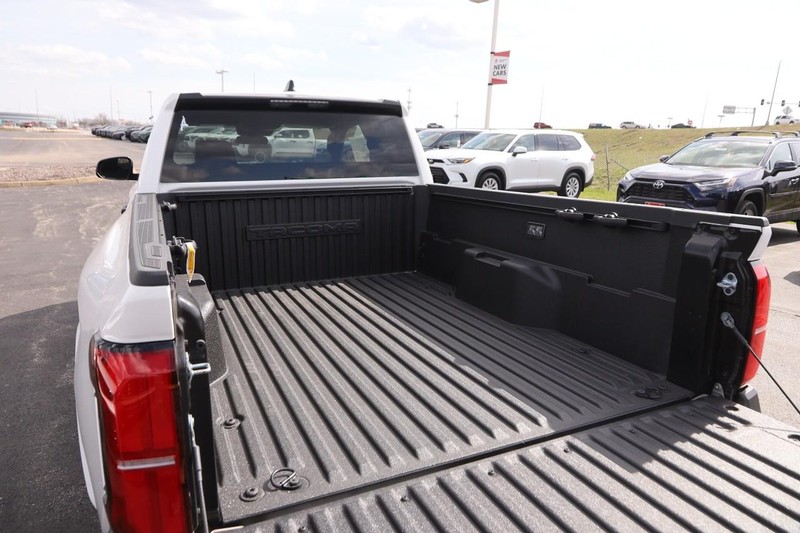 Toyota Tacoma 2WD Vehicle Image 07