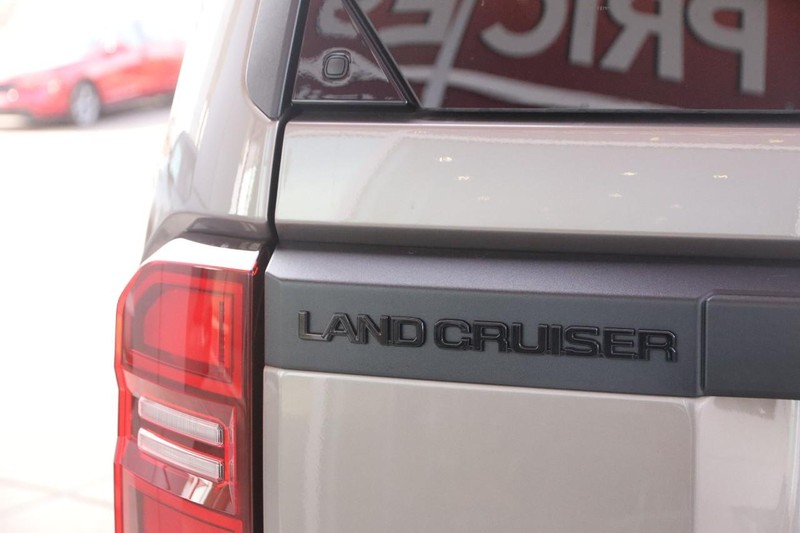 Toyota Land Cruiser Vehicle Image 08