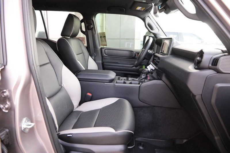 Toyota Land Cruiser Vehicle Image 24