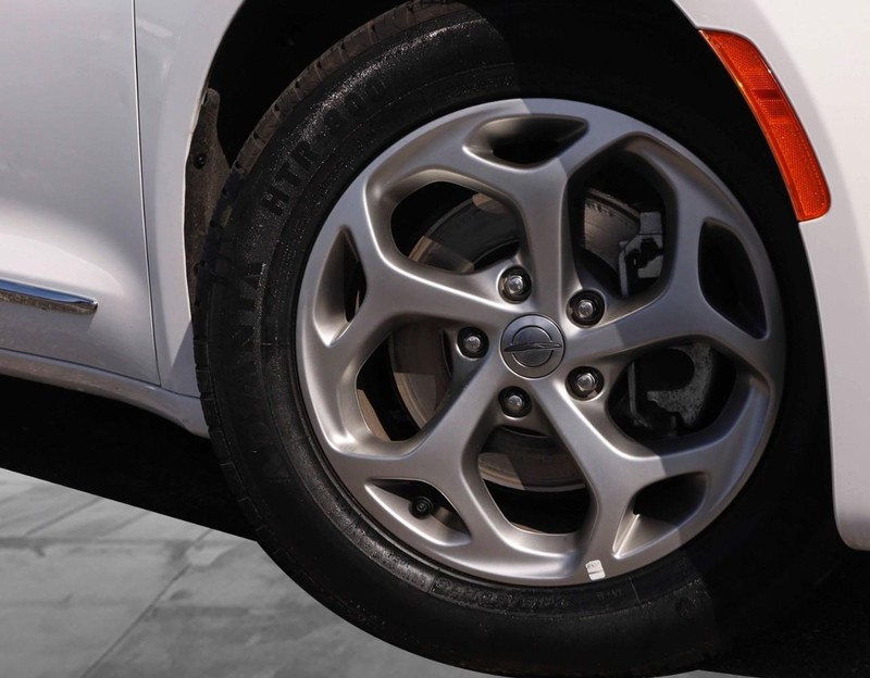 Chrysler Pacifica Vehicle Image 03
