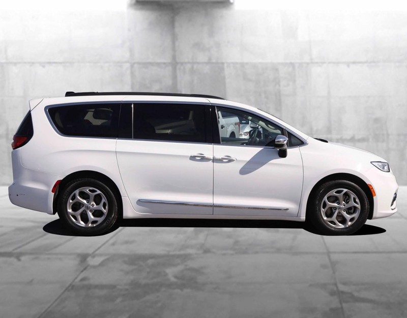 Chrysler Pacifica Vehicle Image 05