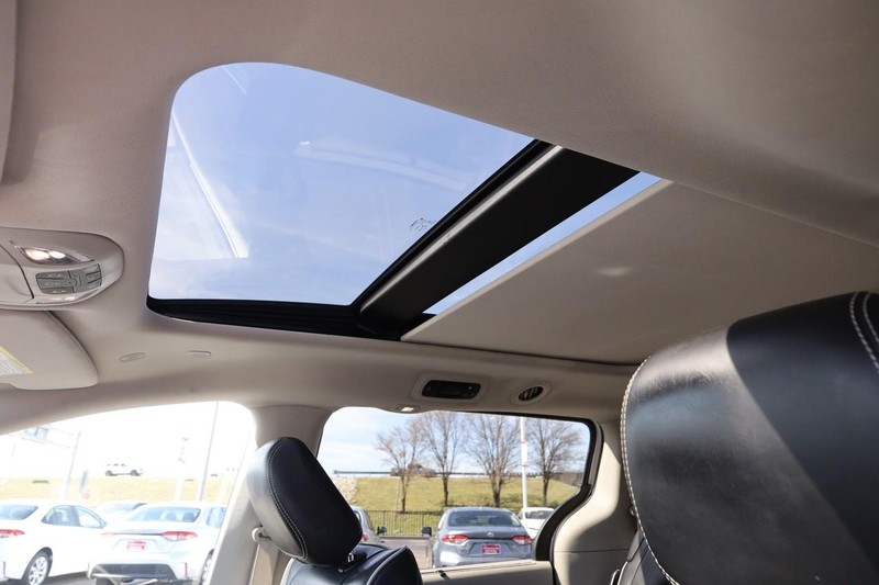 Chrysler Pacifica Vehicle Image 09