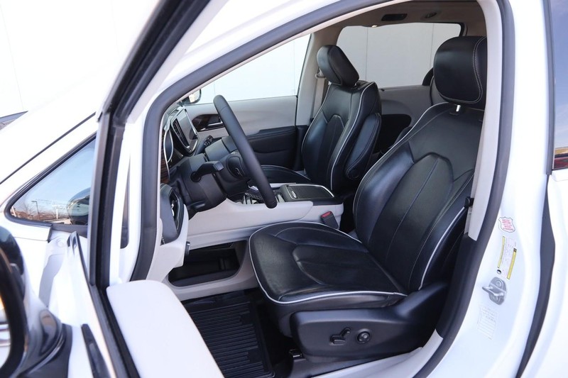 Chrysler Pacifica Vehicle Image 10