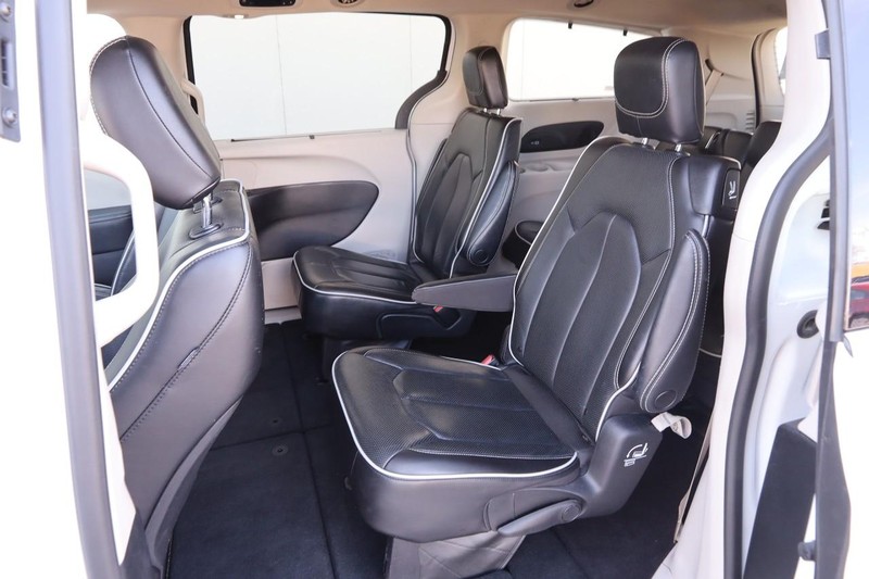 Chrysler Pacifica Vehicle Image 11