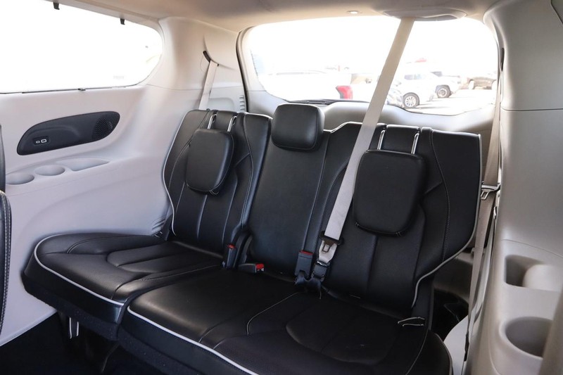 Chrysler Pacifica Vehicle Image 12