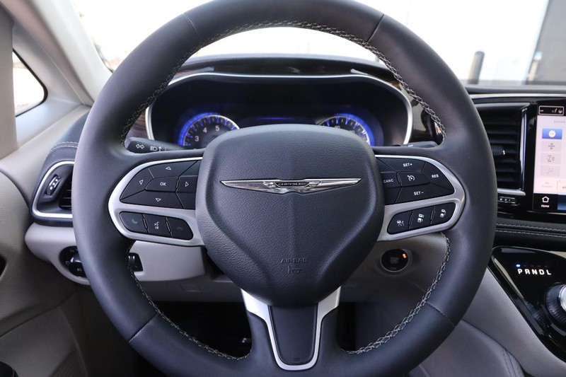 Chrysler Pacifica Vehicle Image 13