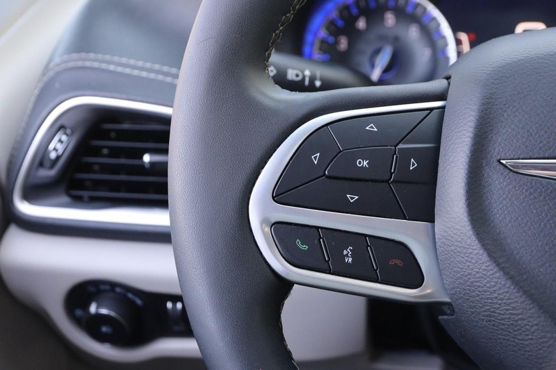 Chrysler Pacifica Vehicle Image 14