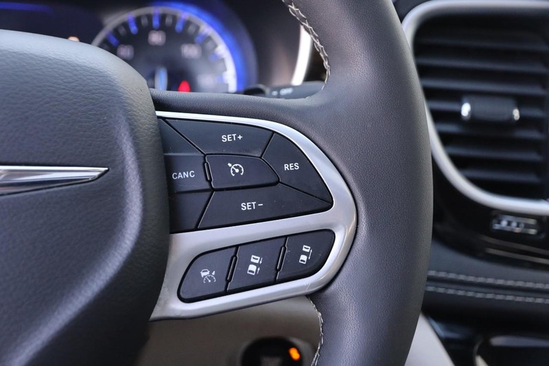 Chrysler Pacifica Vehicle Image 15