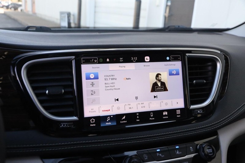 Chrysler Pacifica Vehicle Image 18