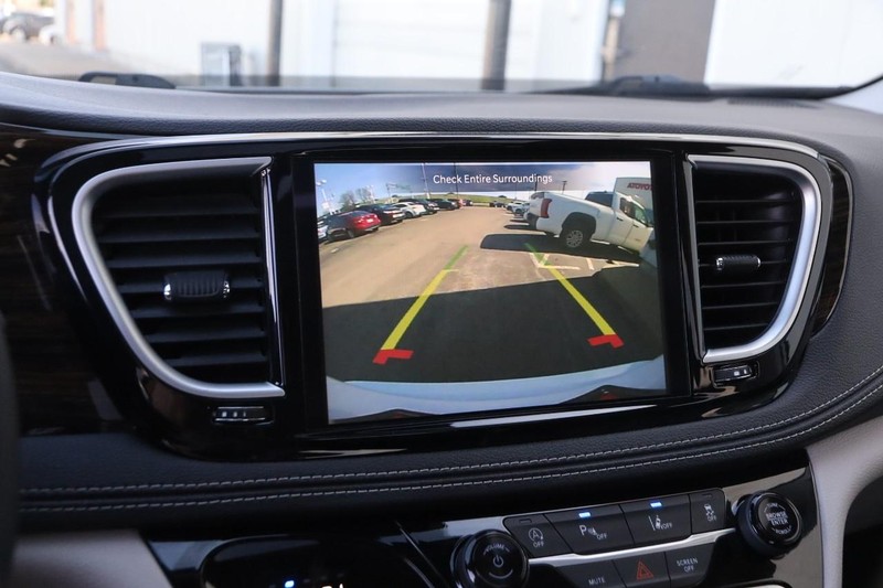 Chrysler Pacifica Vehicle Image 19
