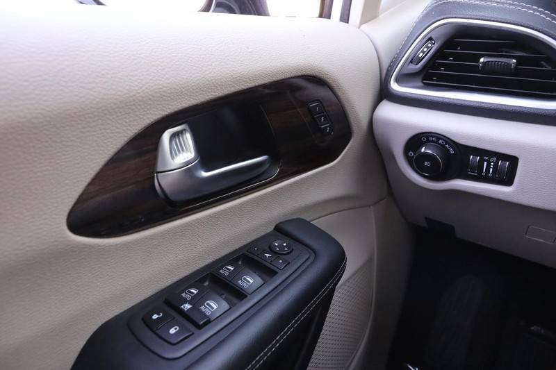 Chrysler Pacifica Vehicle Image 21