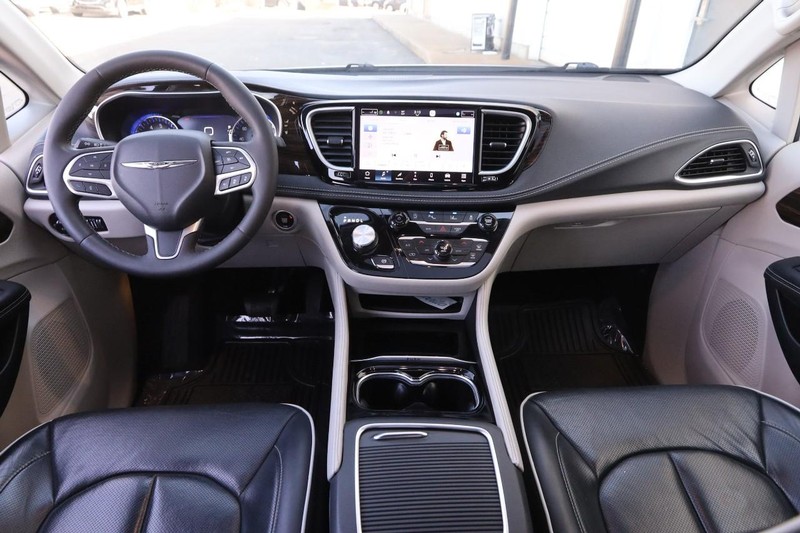 Chrysler Pacifica Vehicle Image 22
