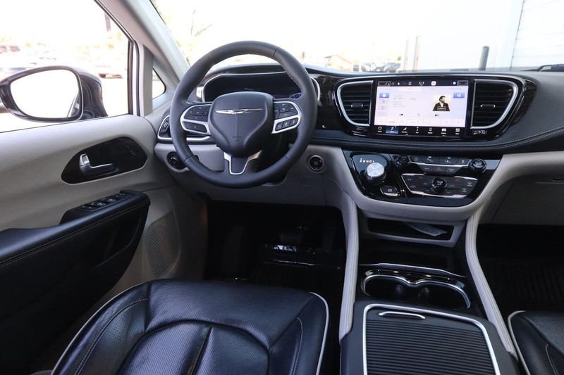 Chrysler Pacifica Vehicle Image 23