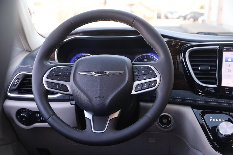 Chrysler Pacifica Vehicle Image 24