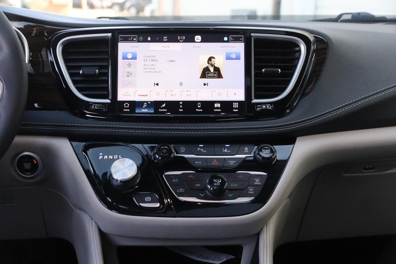 Chrysler Pacifica Vehicle Image 25