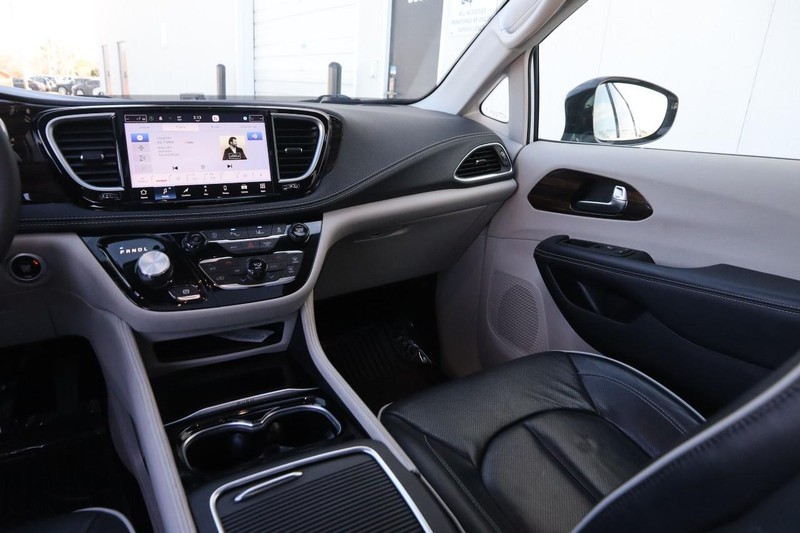 Chrysler Pacifica Vehicle Image 26