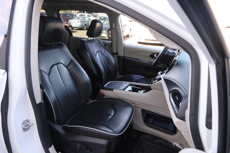 Chrysler Pacifica Vehicle Image 27