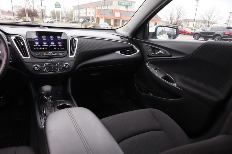 Chevrolet Malibu Vehicle Image 23
