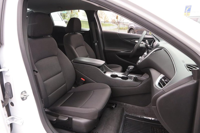 Chevrolet Malibu Vehicle Image 24