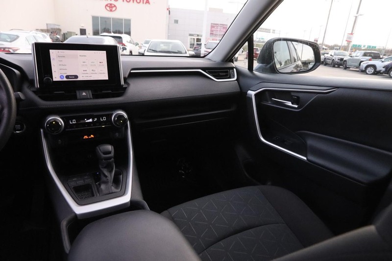 Toyota RAV4 Vehicle Image 24