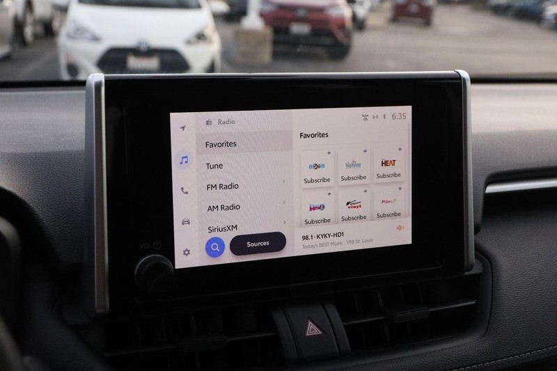 Toyota RAV4 Vehicle Image 15
