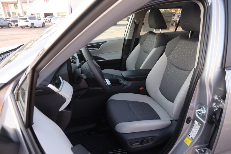 Toyota RAV4 Vehicle Image 10
