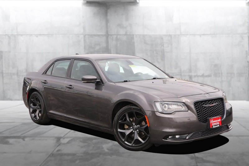 Chrysler 300 Vehicle Image 02