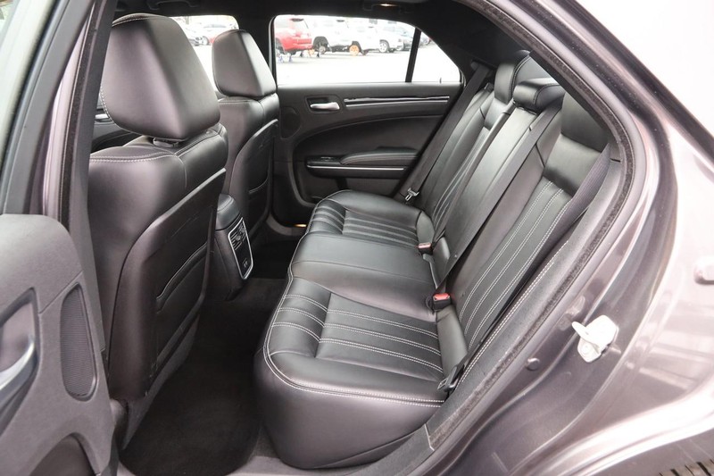 Chrysler 300 Vehicle Image 10