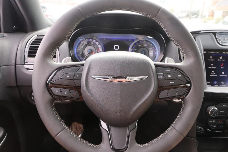 Chrysler 300 Vehicle Image 11
