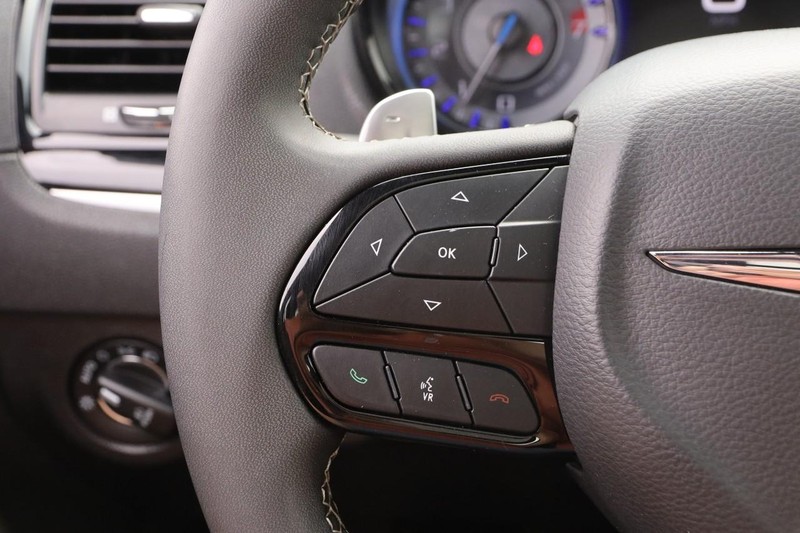 Chrysler 300 Vehicle Image 12