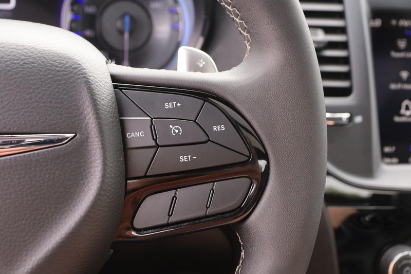 Chrysler 300 Vehicle Image 13