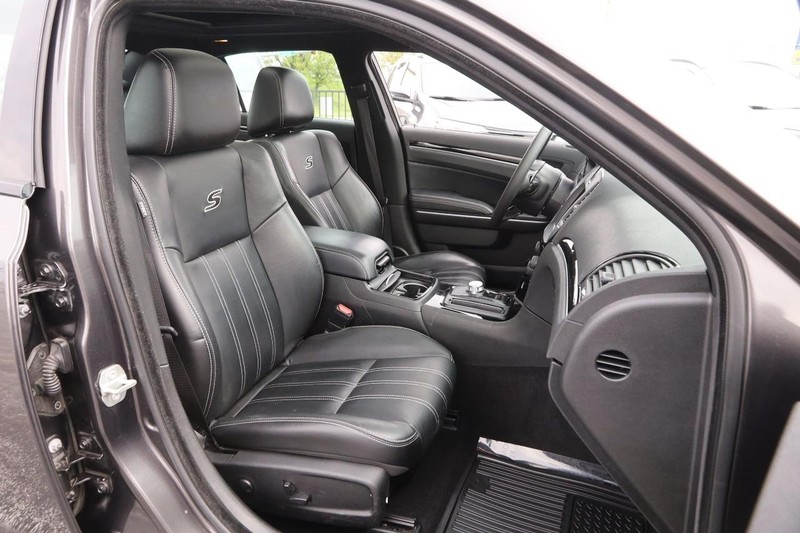 Chrysler 300 Vehicle Image 26