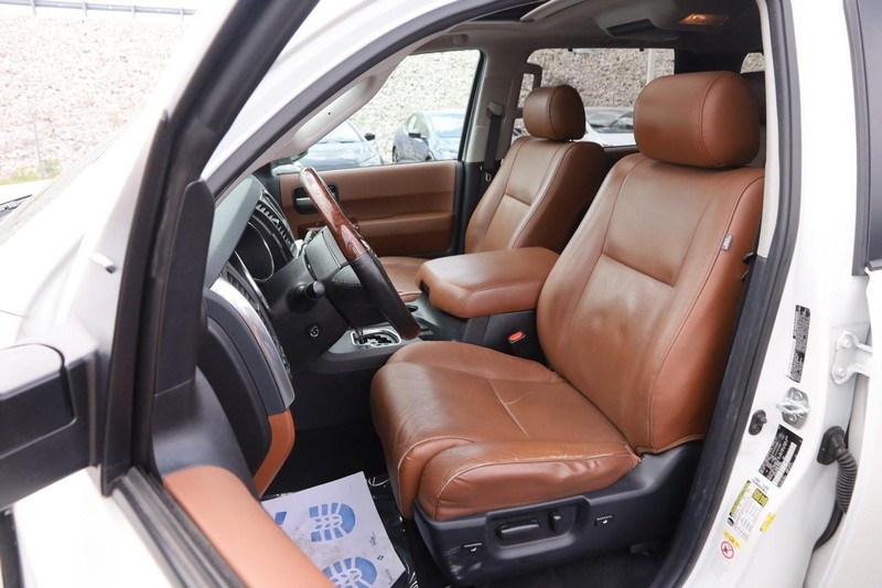 Toyota Sequoia Vehicle Image 10