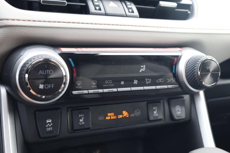 Toyota RAV4 Vehicle Image 15