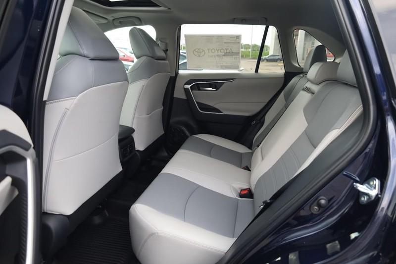 Toyota RAV4 Vehicle Image 24