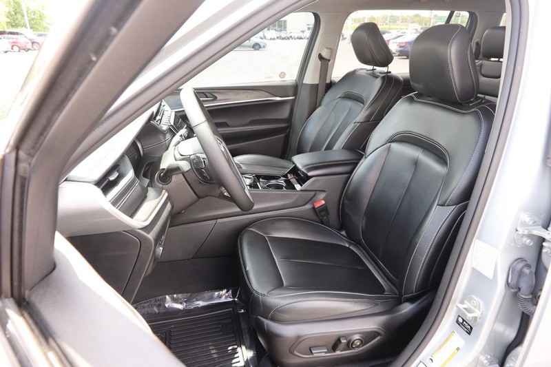 Jeep Grand Cherokee L Vehicle Image 09