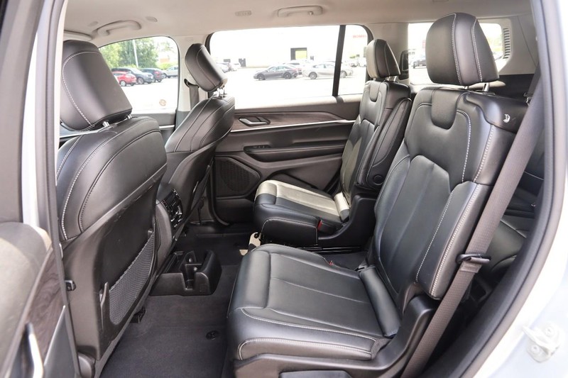 Jeep Grand Cherokee L Vehicle Image 10