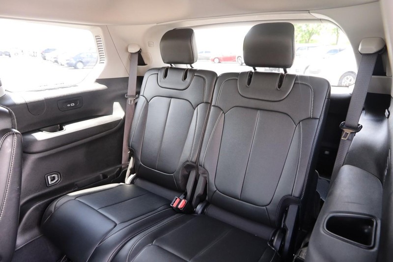 Jeep Grand Cherokee L Vehicle Image 11