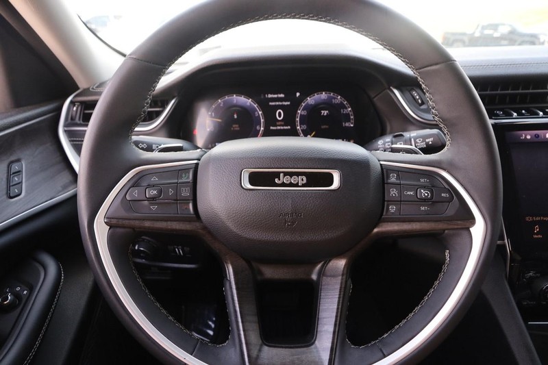 Jeep Grand Cherokee L Vehicle Image 12