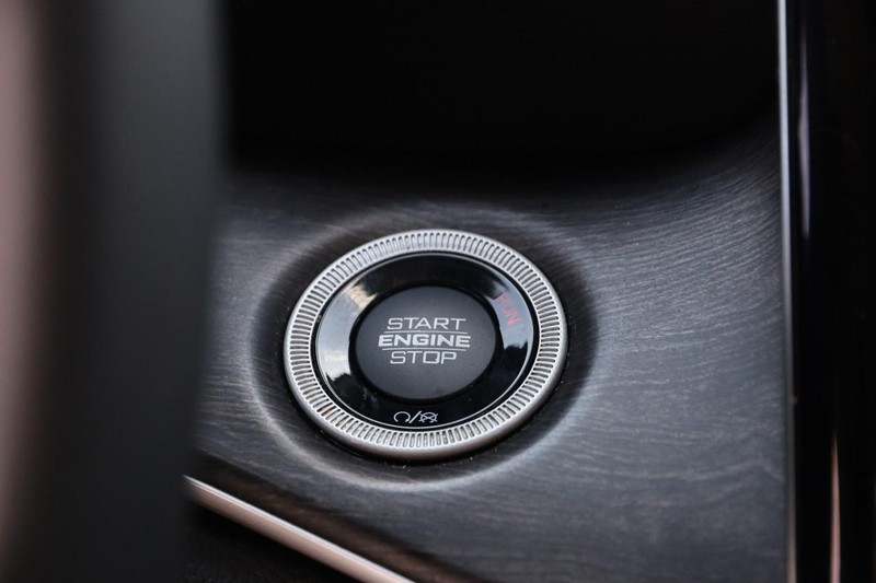 Jeep Grand Cherokee L Vehicle Image 16