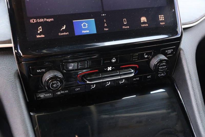 Jeep Grand Cherokee L Vehicle Image 19