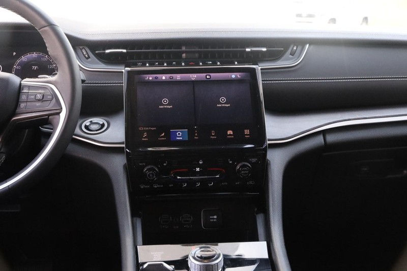 Jeep Grand Cherokee L Vehicle Image 26
