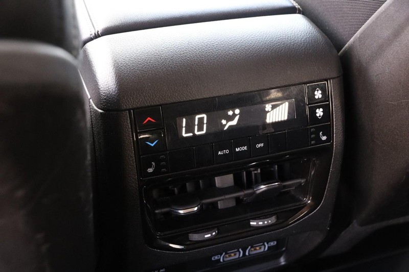 Jeep Grand Cherokee L Vehicle Image 28