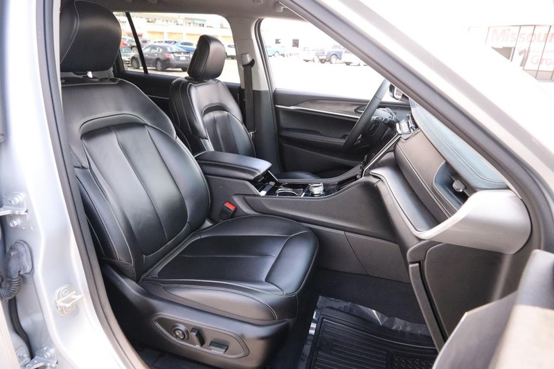 Jeep Grand Cherokee L Vehicle Image 29